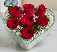 Kalp içerisinde 7 adet kırmızı gül  Kastamonu çiçek gönderme sitemiz güvenlidir 