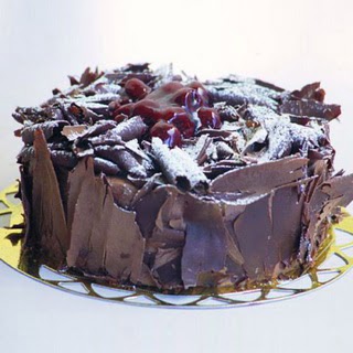 pasta yolla 4 ile 6 kisilik visneli çikolatali yas pasta  Kastamonu çiçek siparişi sitesi 