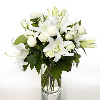  Kastamonu çiçek gönderme sitemiz güvenlidir  1 dal cazablanca 7 adet beyaz gül vazosu
